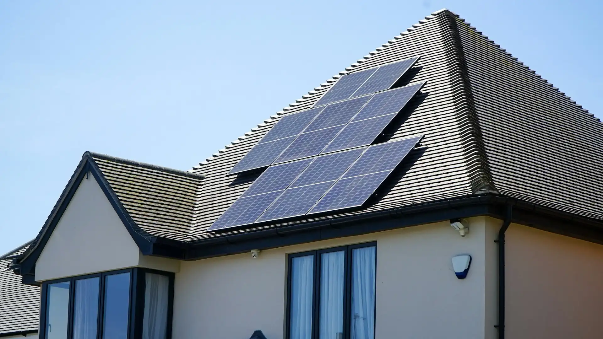 Vivienda con placas solares en el tejado bajo un cielo despejado