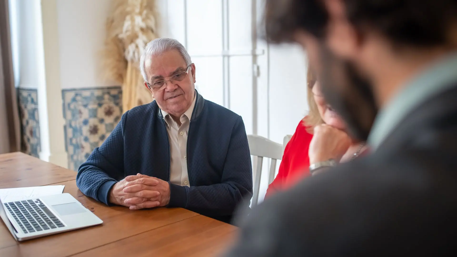 Dos socios repasando con su asesora los documentos para constituir su sociedad en Murcia