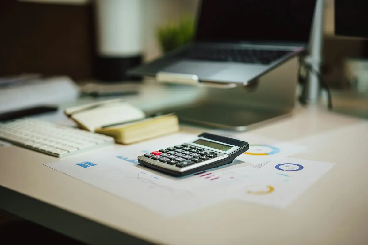 Mesa de asesoría con declaraciones, calculadora y portátil