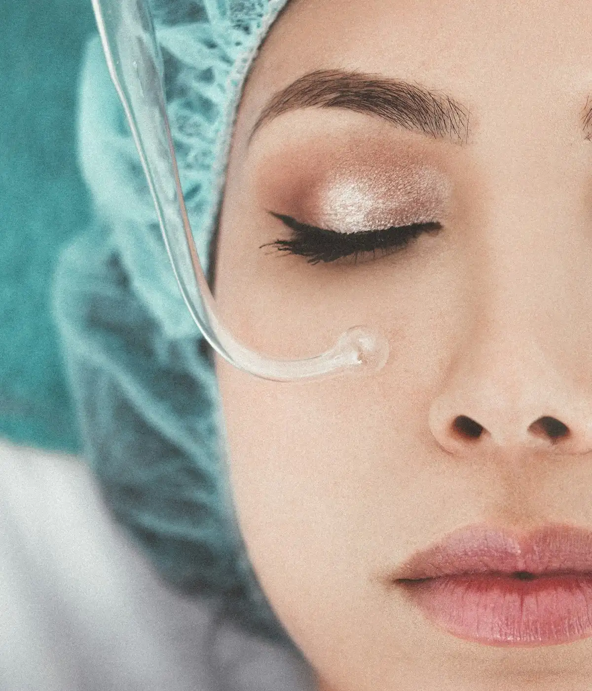 Paciente con gorro quirúrgico y los ojos cerrados antes de una blefaroplastia en Trazo, Murcia