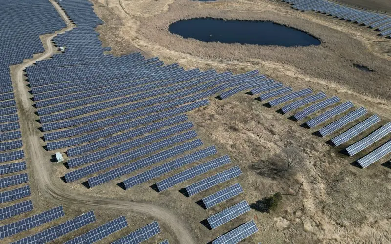 Paneles solares junto a una balsa de riego