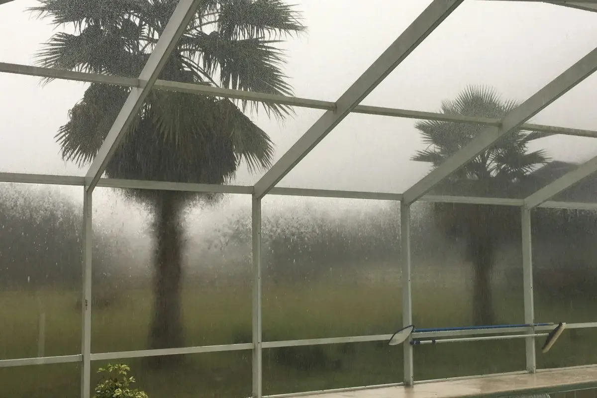 Cubierta telescópica baja de policarbonato sobre una piscina en invierno