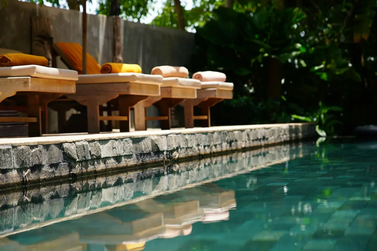 Piscina de obra con escalera de obra y playa de piedra