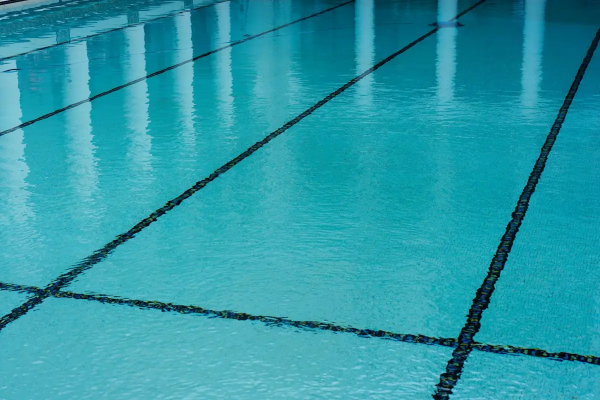 Piscina rehabilitada con gresite nuevo y cubierta telescópica