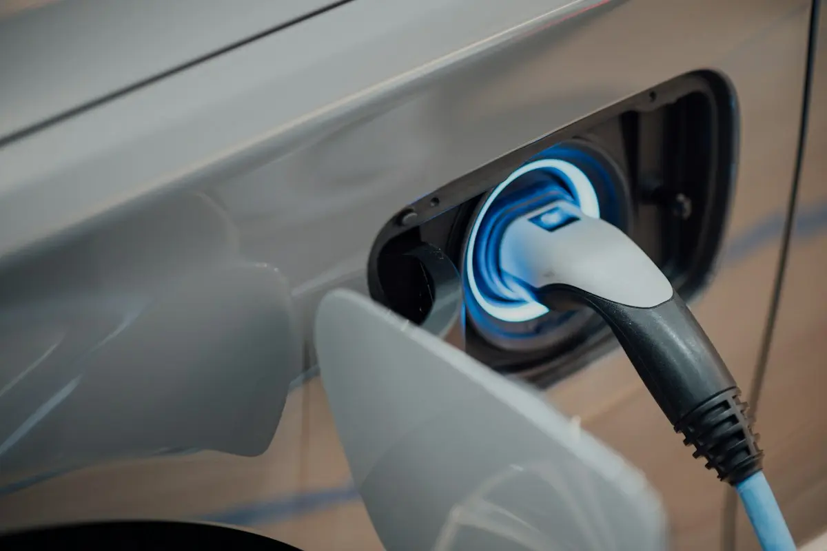 Coche eléctrico cargando en casa con un cargador de pared
