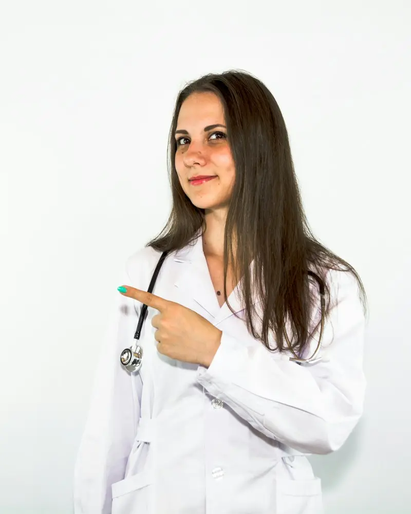 Dra. Elena Sáez Montoya, cirujana vascular de Aljufía, con bata blanca junto al ecógrafo