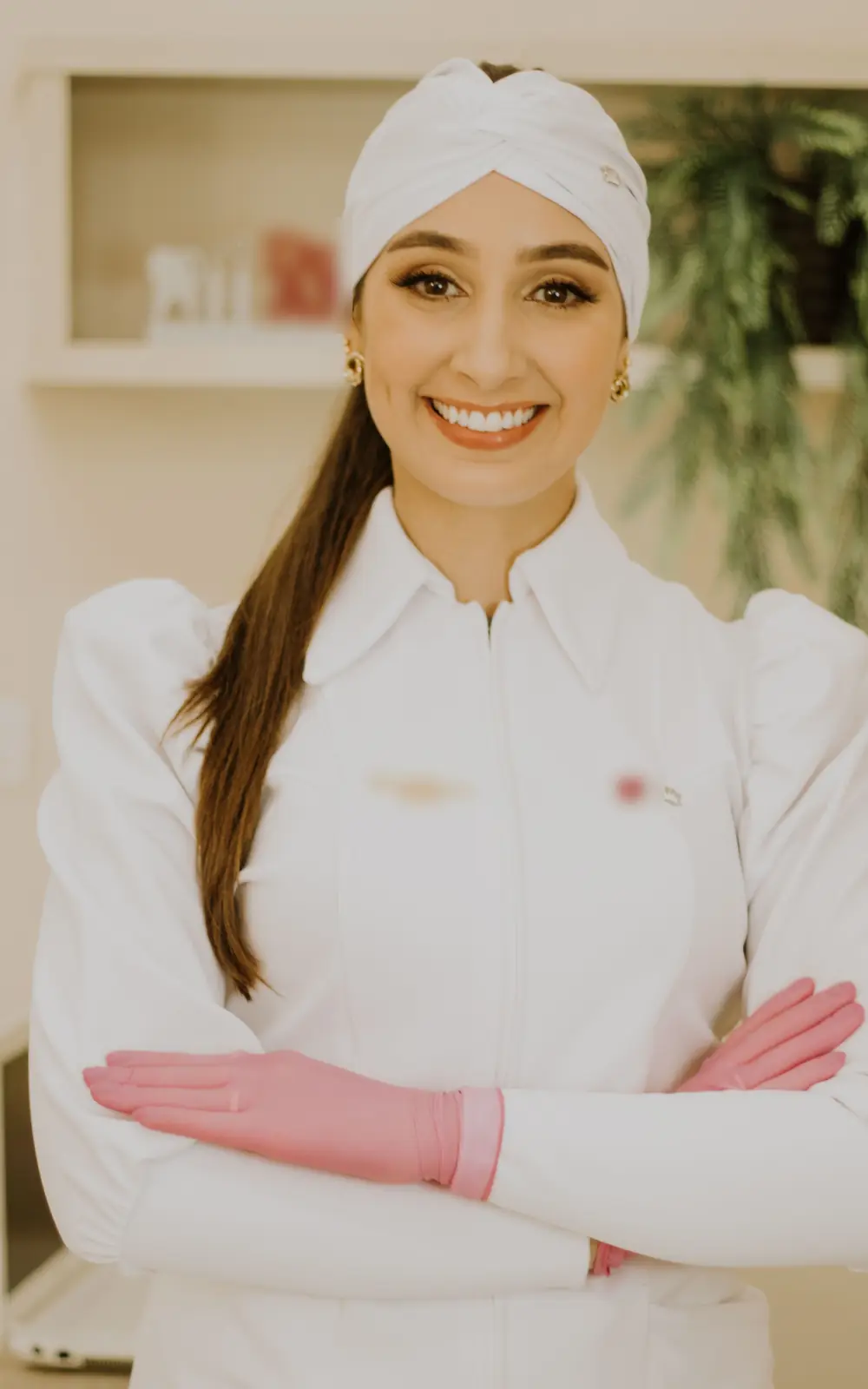 Dra. Lucía Ferrer, directora médica de Clínica Velia, sonriendo en la clínica dental del centro de Murcia