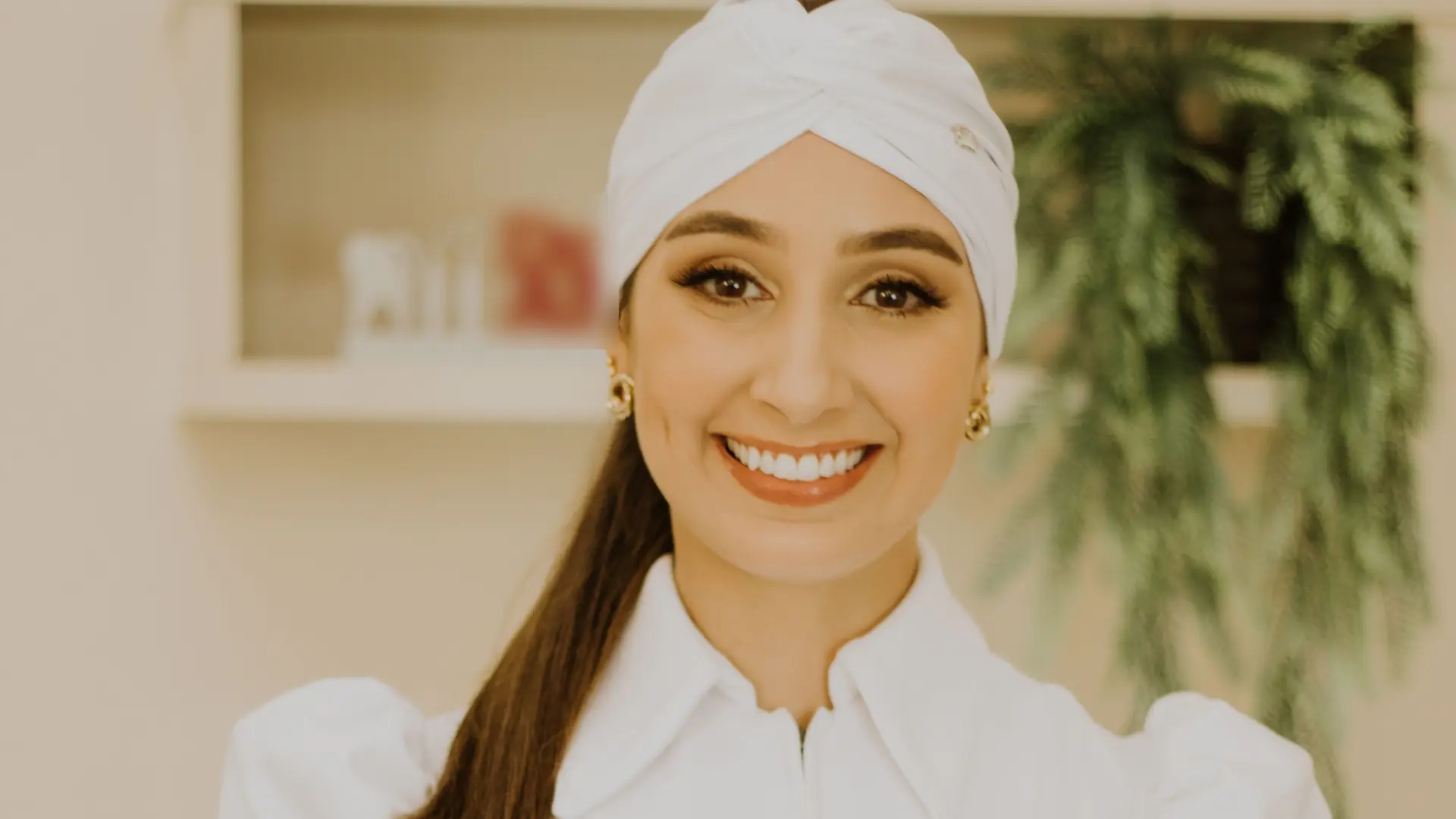 Dra. Lucía Ferrer, directora médica de Clínica Velia, sonriendo en la clínica dental del centro de Murcia