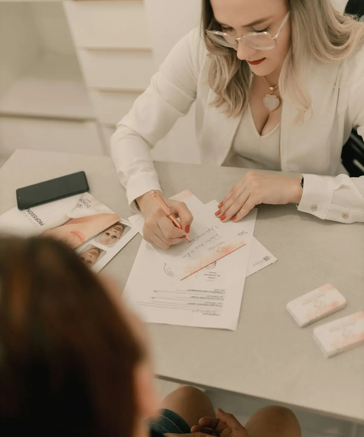 Ginecóloga de Brizna Fertilidad explicando el calendario del tratamiento en la consulta de Murcia