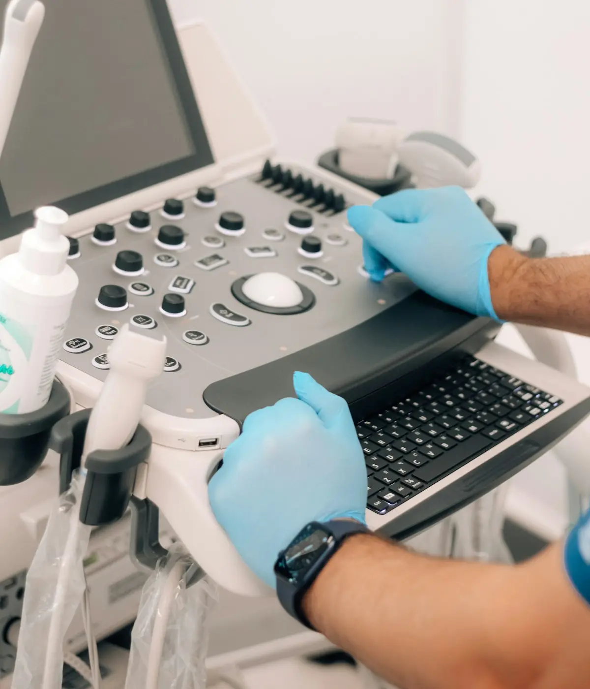 Cirujana vascular de Aljufía haciendo un eco-Doppler en la pierna de una paciente de pie, en la consulta de Murcia
