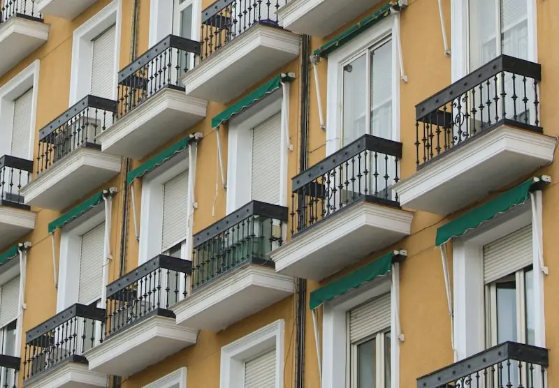 Fachada de un edificio de viviendas con grupo de presión comunitario