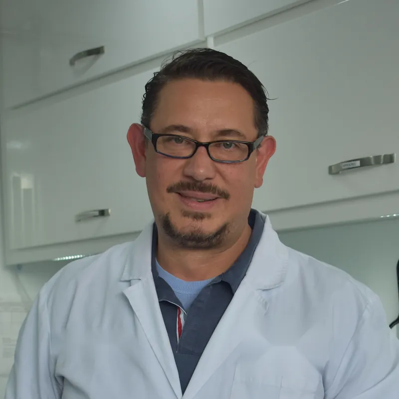 Dr. Javier Molina, cirujano oral e implantólogo de Clínica Velia en Murcia (perfil ficticio)