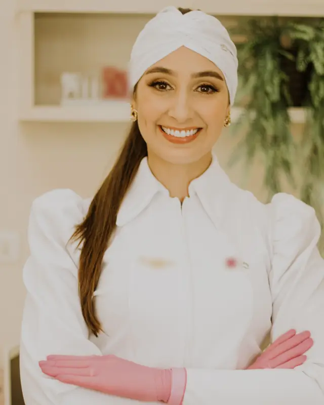 Dentista de Clínica Velia sonriendo en la consulta