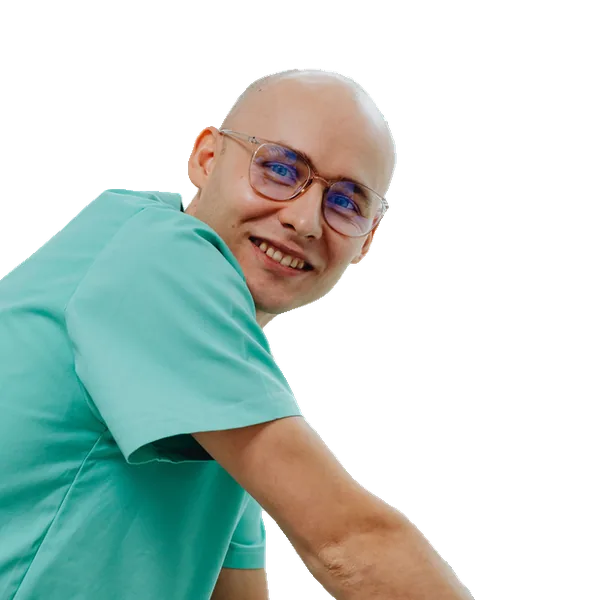 Dr. Andrés Ruiz, odontopediatra de Clínica Velia, con pijama clínico verde agua