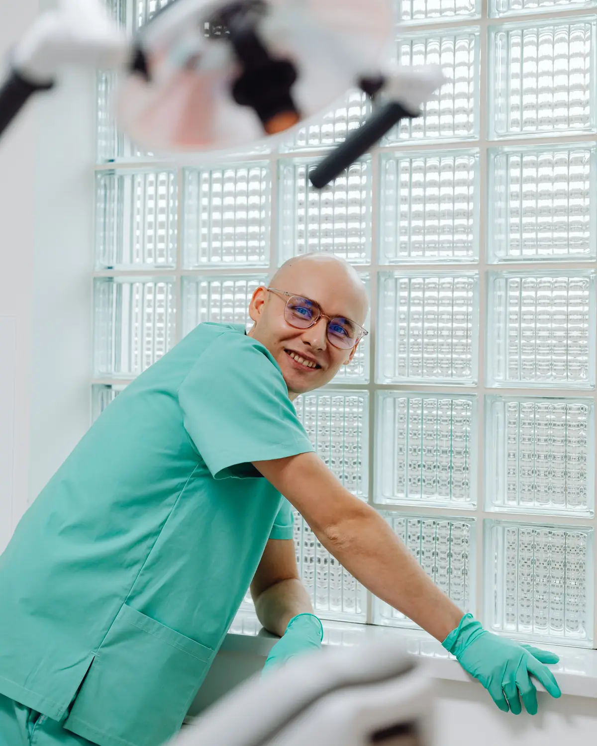 Dentista de Clínica Velia sonriendo en un gabinete luminoso de la clínica de Murcia