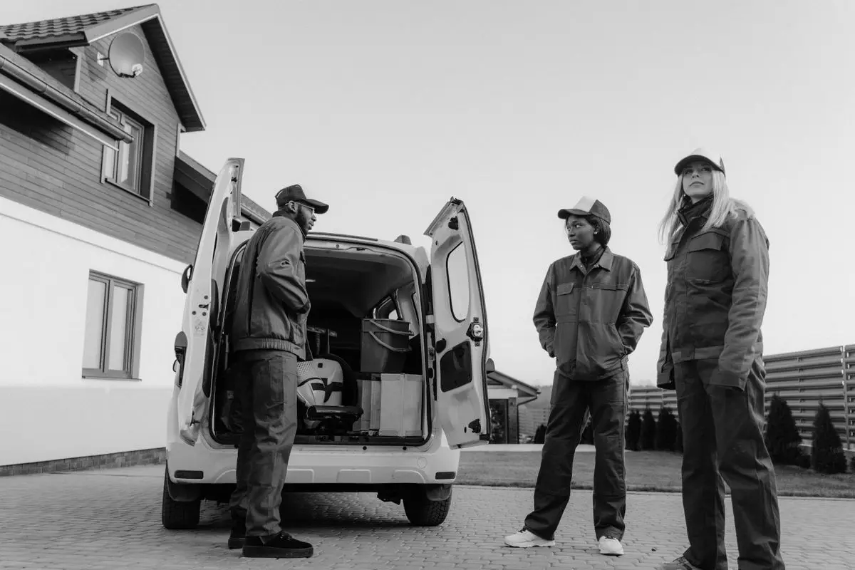 Equipo de instaladores junto a su furgoneta de trabajo