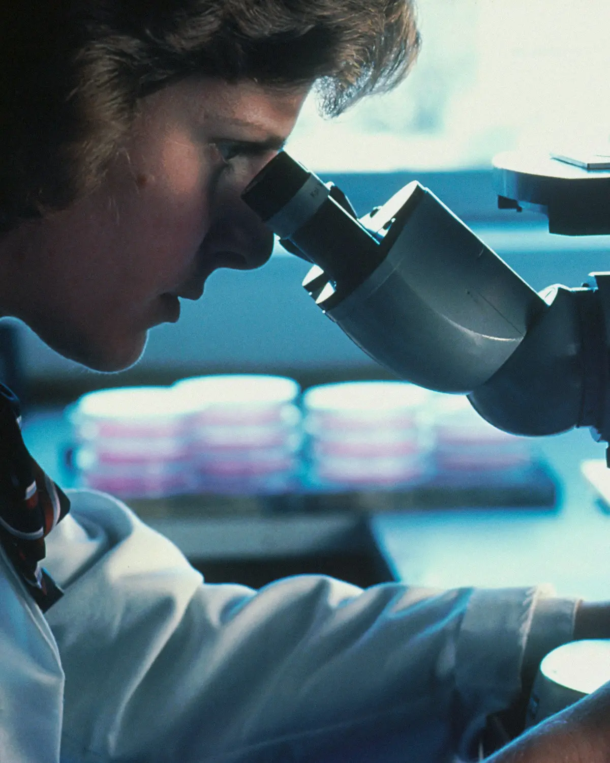 Embrióloga realizando una ICSI en el laboratorio de FIV de Brizna en Murcia