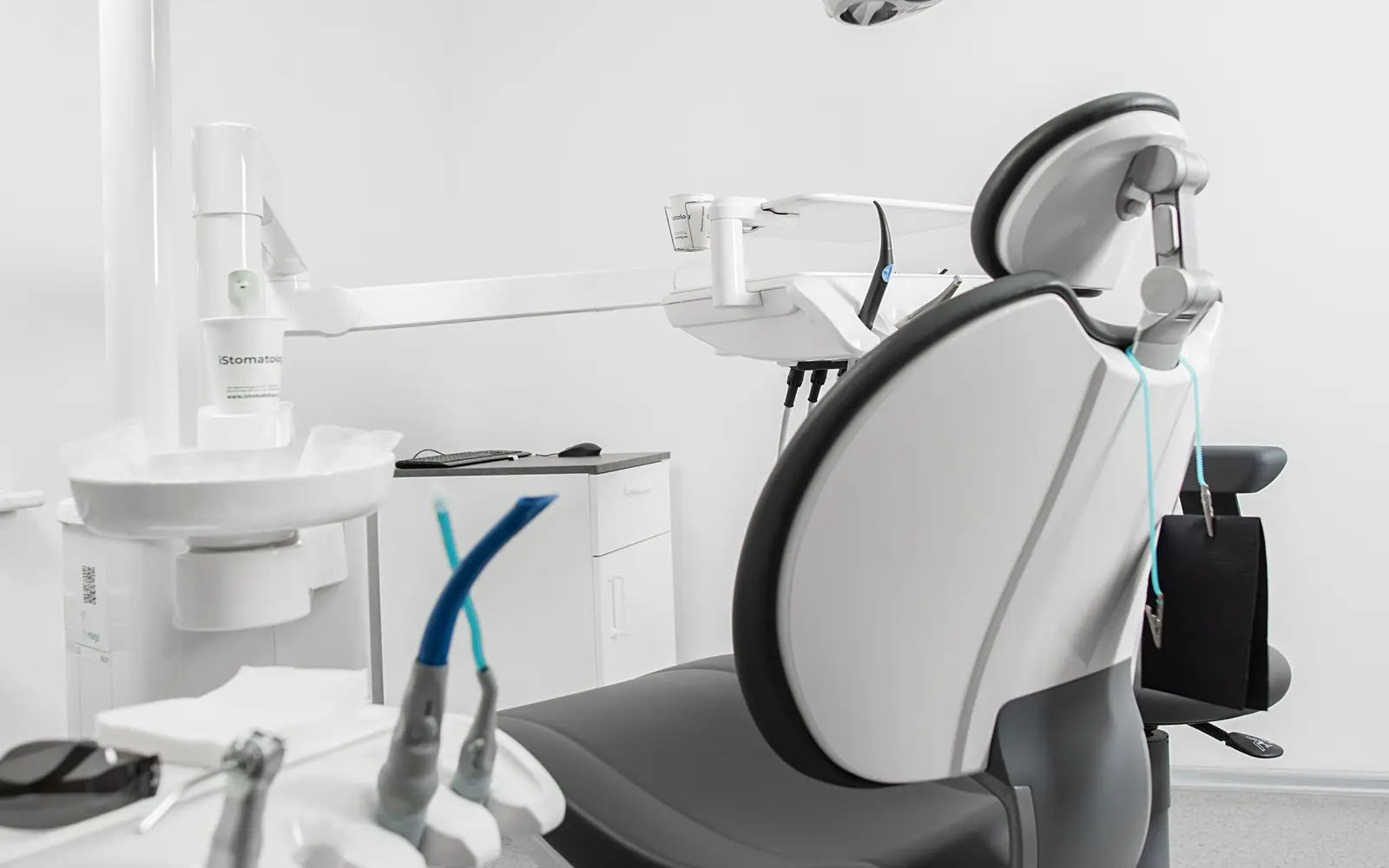Gabinete dental blanco y luminoso de Clínica Velia en Murcia, con el sillón preparado