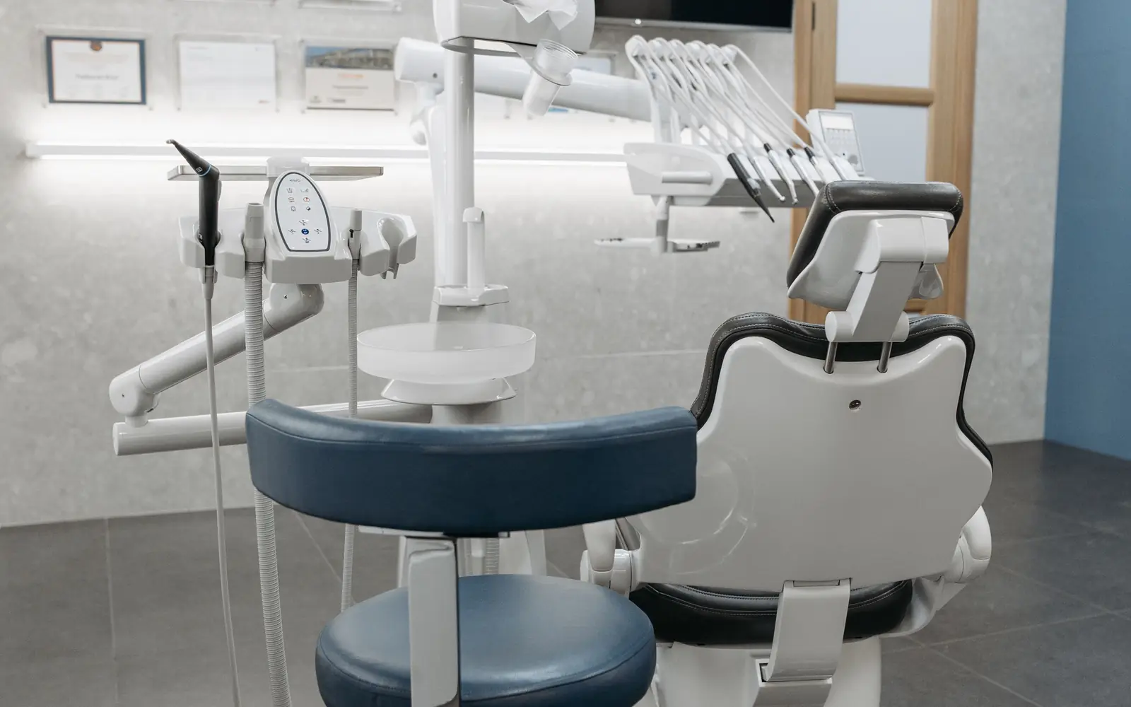 Gabinete dental moderno de Clínica Velia en Murcia, con sillón y pantalla