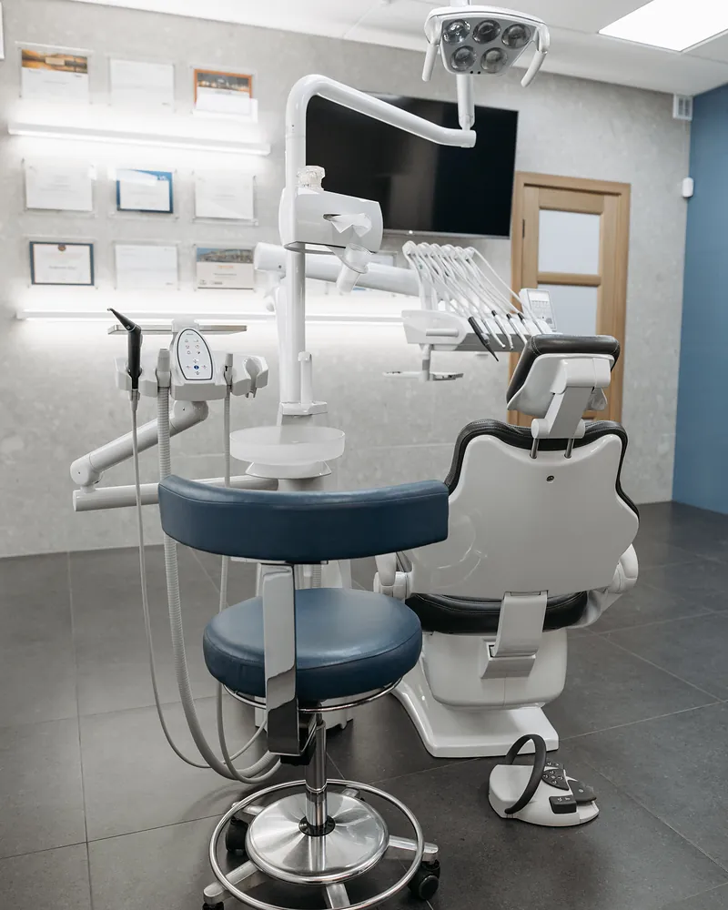 Gabinete dental moderno de Clínica Velia en Murcia, con sillón y pantalla