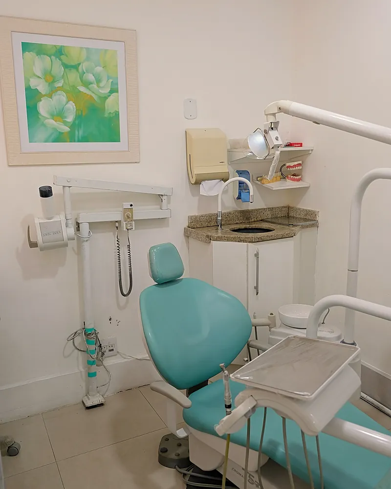Gabinete luminoso con sillón dental turquesa en nuestra clínica de Murcia