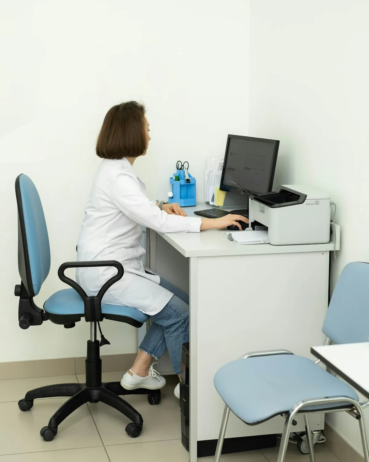 Doctora sentada en el escritorio de su consulta de ginecología en Murcia