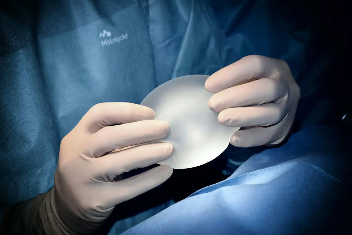 Implantes mamarios de muestra en la consulta de Trazo
