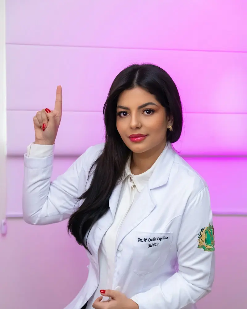 Dra. Marta Gil Ortuño, médica de Espuña especializada en tricología, con bata blanca en la consulta