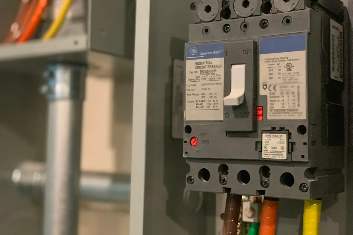 Cuadro eléctrico nuevo con seis circuitos etiquetados en un piso reformado