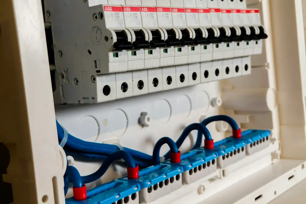 Cuadro eléctrico de vivienda con diferenciales y magnetotérmicos etiquetados, puerta abierta