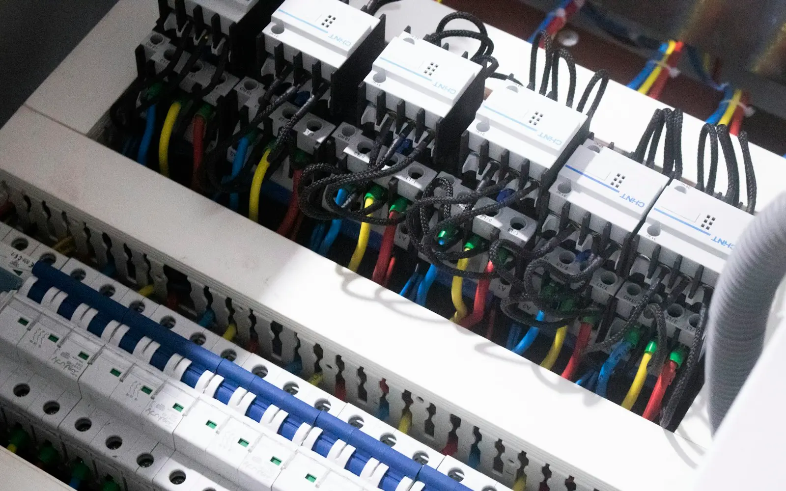 Electricista montando un cuadro eléctrico nuevo con los circuitos etiquetados en una vivienda en reforma