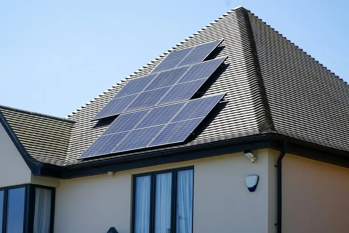 Nueve placas solares en la azotea de un adosado con estructura inclinada