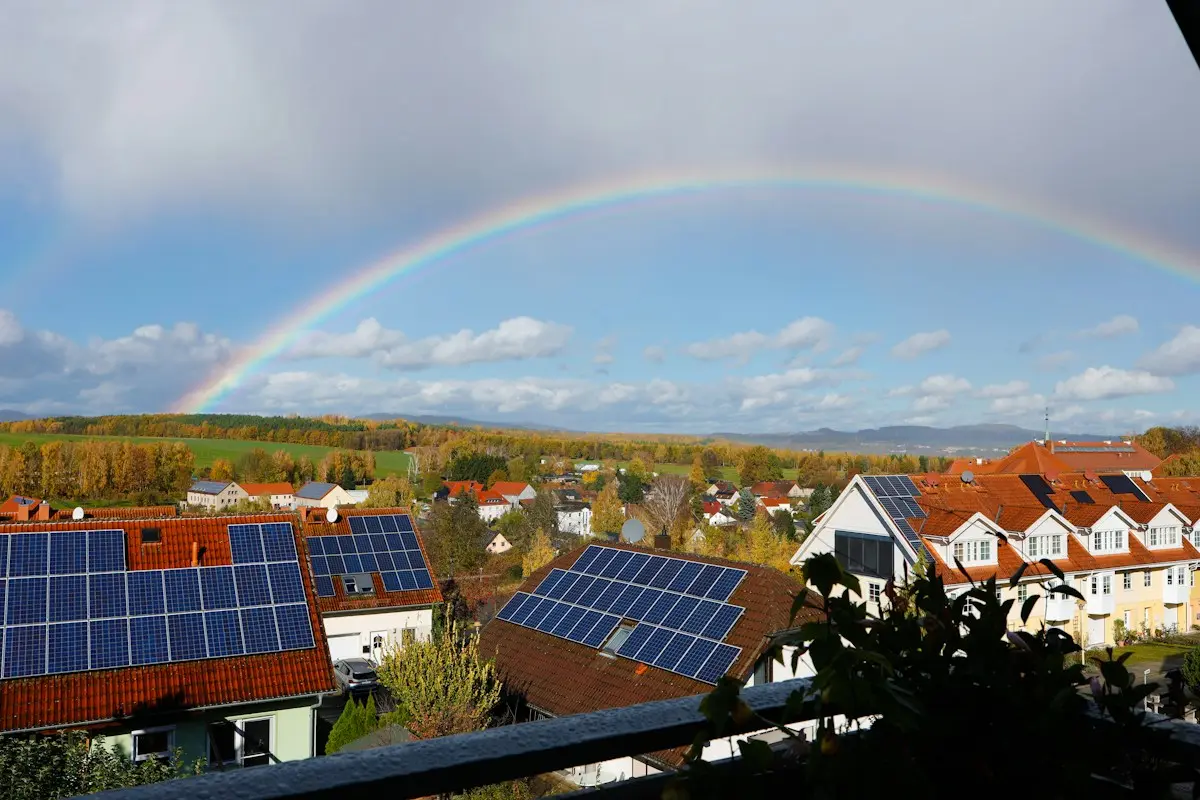 Nueve placas solares en estructura inclinada sobre una azotea plana