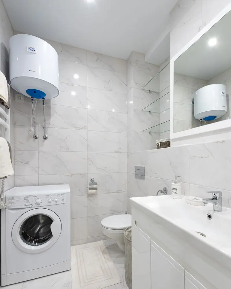 Depósito de agua caliente instalado en el lavadero de una vivienda