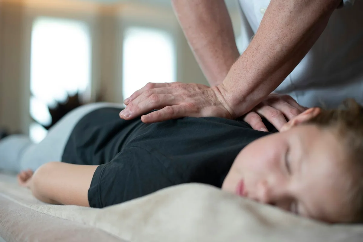 Fisioterapeuta movilizando la columna lumbar