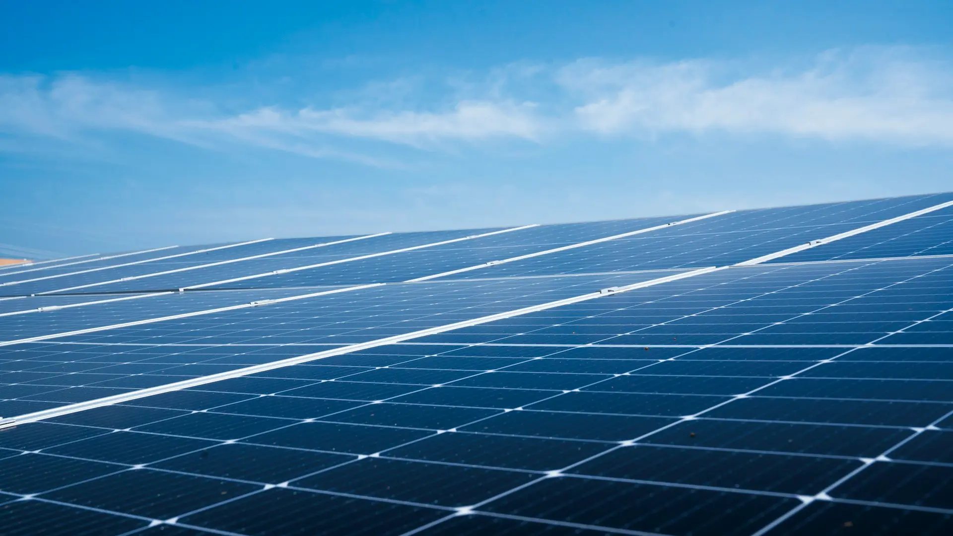 Placas solares sobre tejados mediterráneos con el cielo despejado