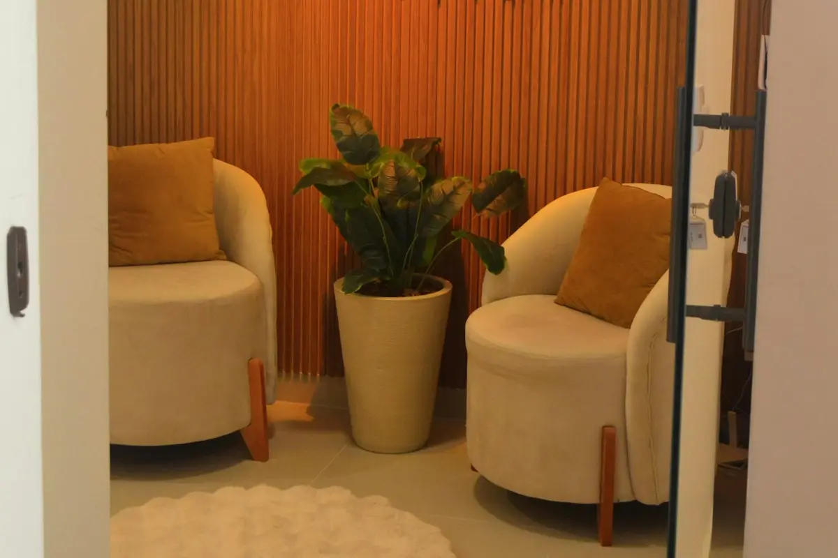 Recepción y sala de espera de la policlínica, luminosa y con asientos