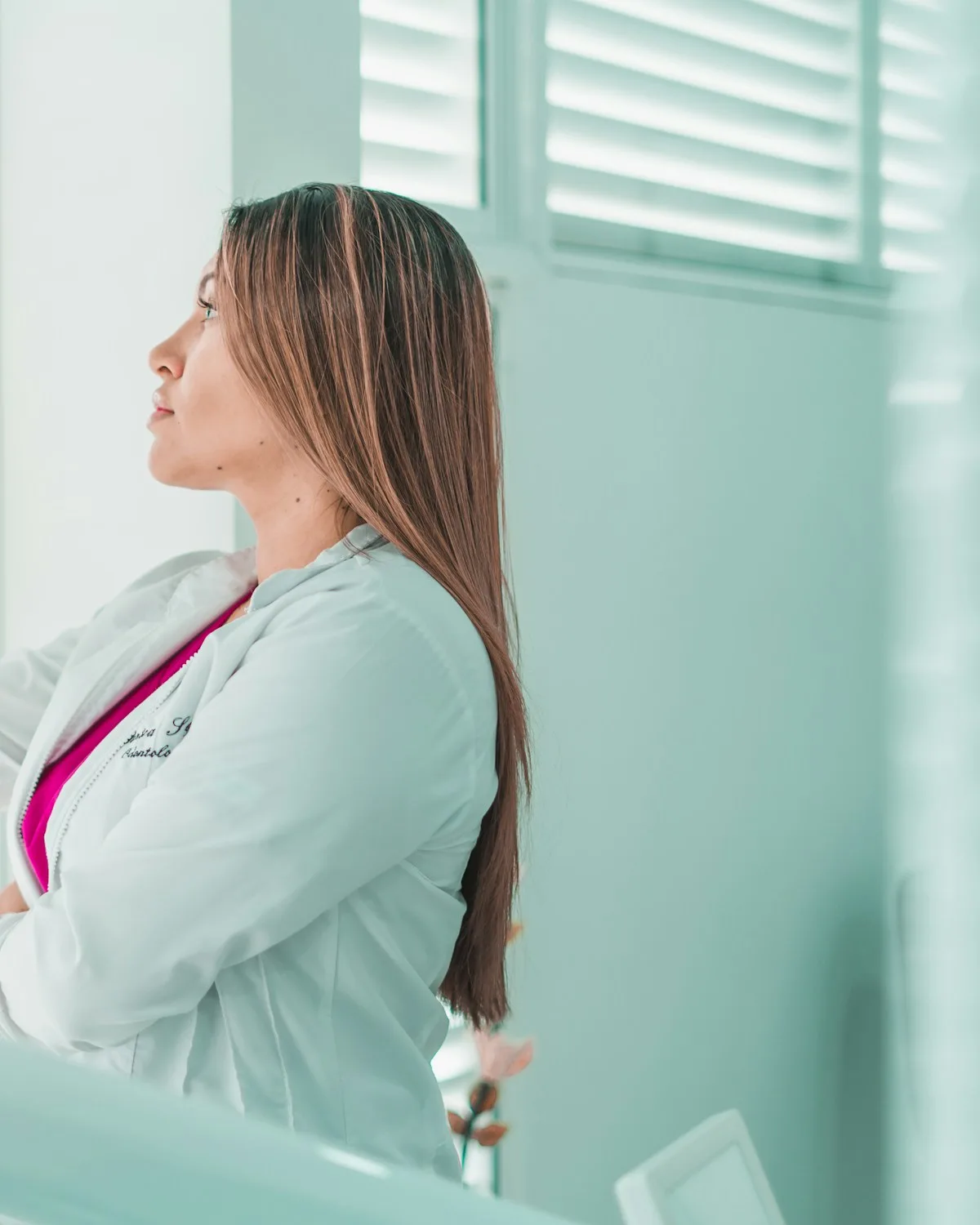 Traumatólogo de Fulcro revisando la radiografía de una prótesis total de cadera en Murcia