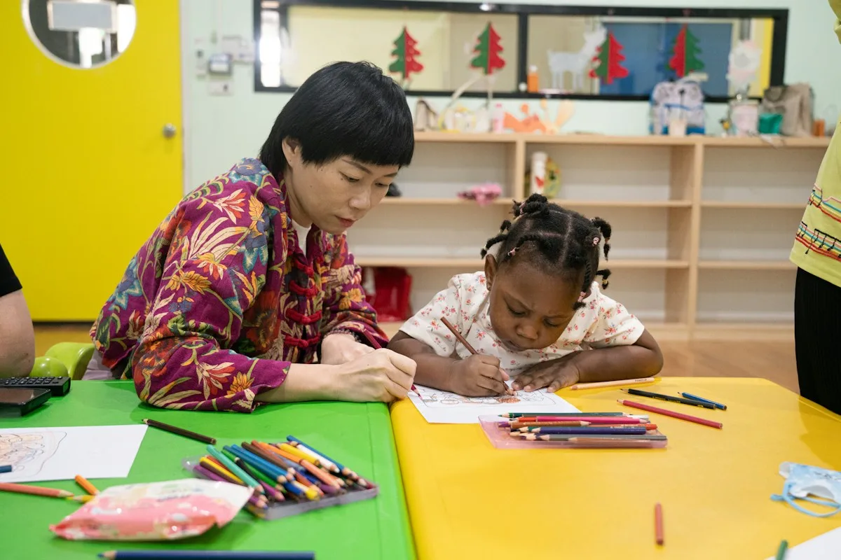 Consulta infantil con mesa baja y juegos