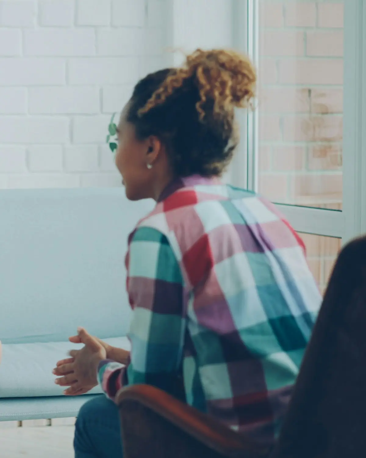 Psicóloga conversando con una paciente en una consulta tranquila