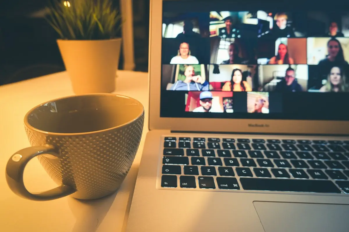Portátil preparado para una sesión por videollamada