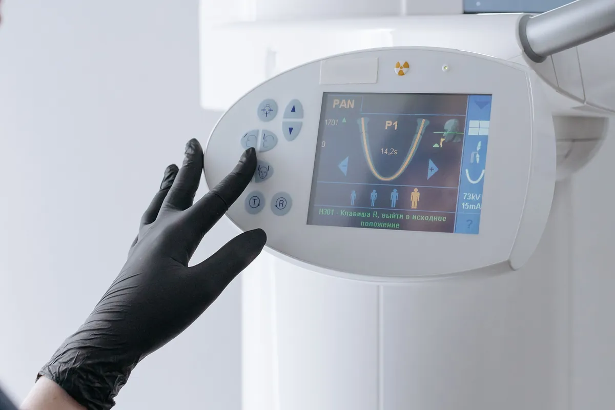 Equipo de TAC dental 3D (CBCT) de la clínica, con el panel de control en primer plano