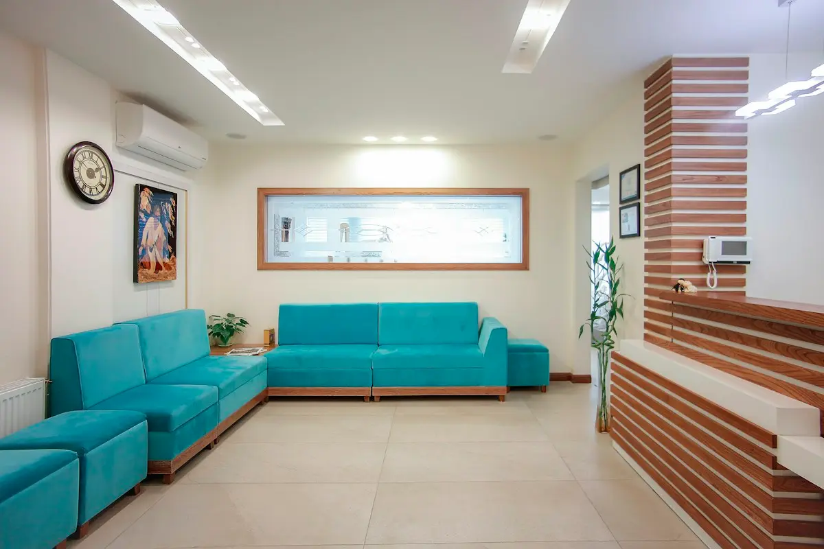 Recepción luminosa de Espuña Clínica Capilar en Murcia, con sillones y plantas