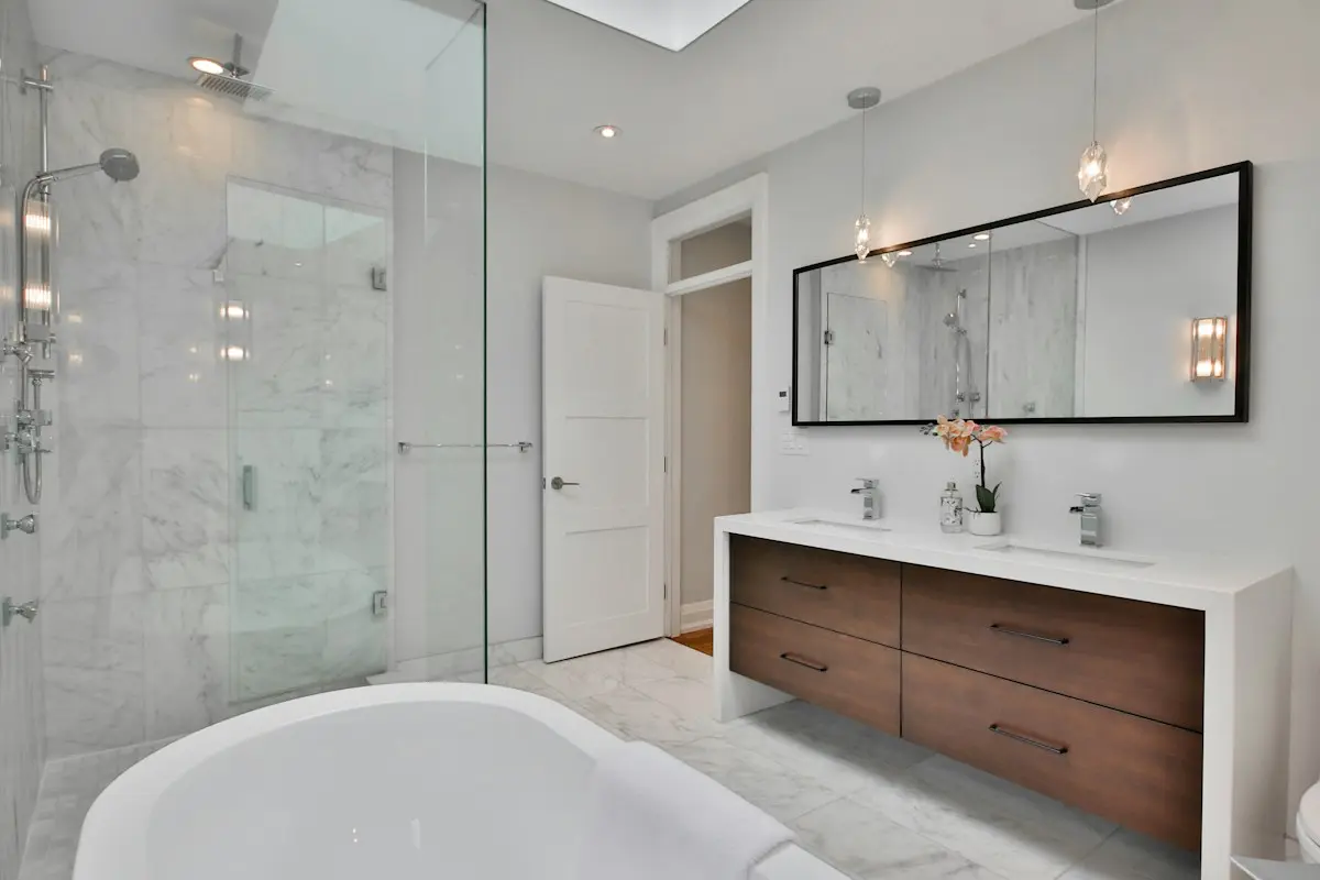 Baño reformado en el centro de Murcia con ducha de obra y bañera exenta