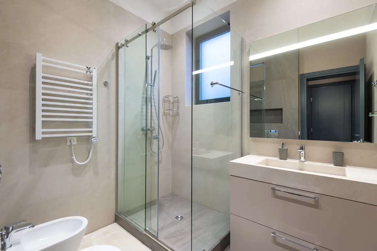 Baño de una casa de Espinardo con ducha a ras de suelo tras la reforma