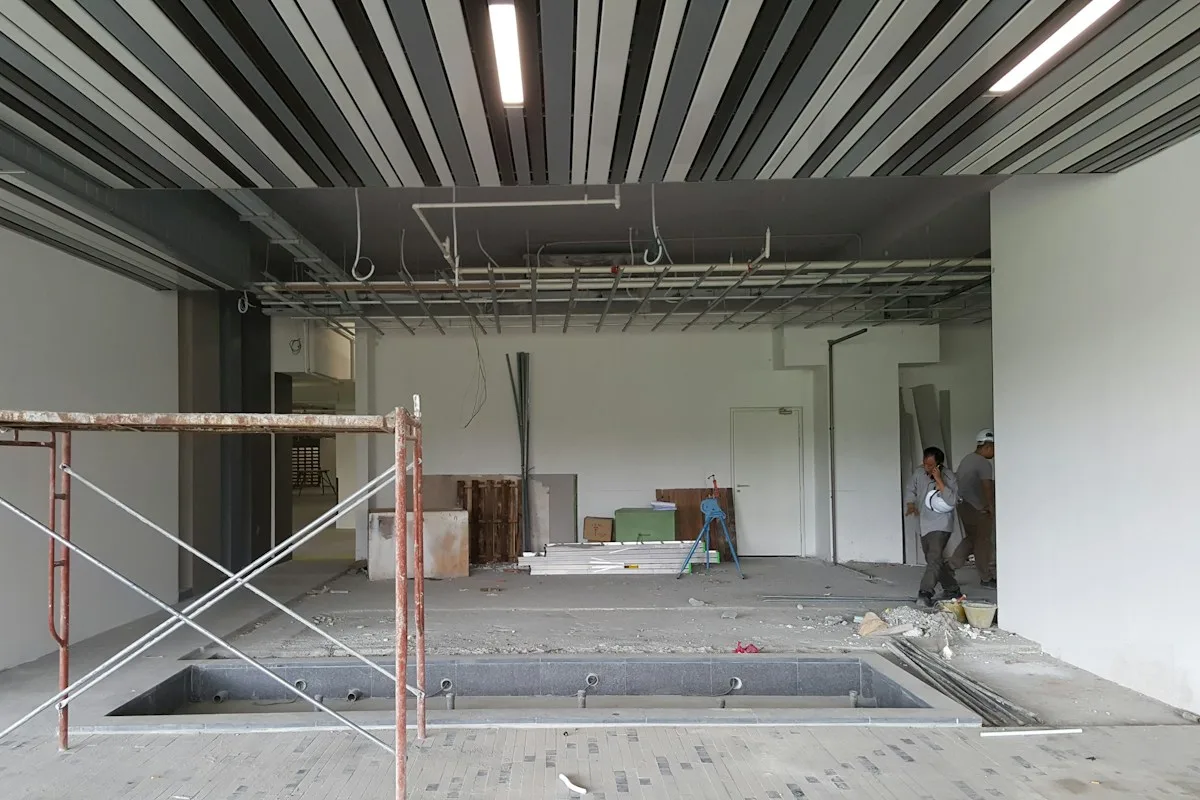 Local comercial en obra en Murcia, con las instalaciones nuevas antes de cerrar el falso techo