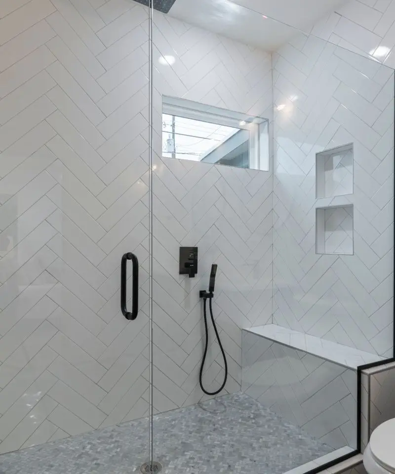 Baño reformado en Murcia con ducha a ras de suelo y mampara de cristal