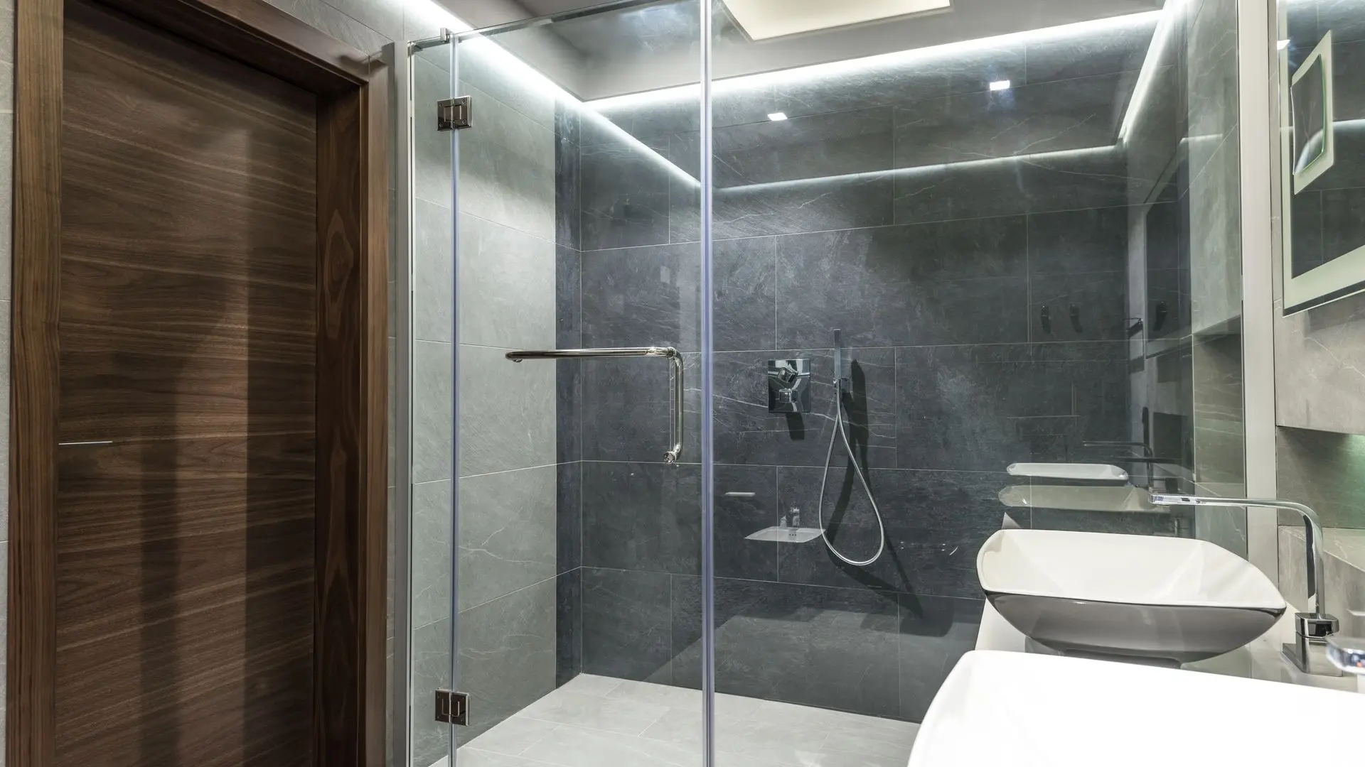 Baño reformado en Murcia con alicatado claro y ducha con mampara de cristal