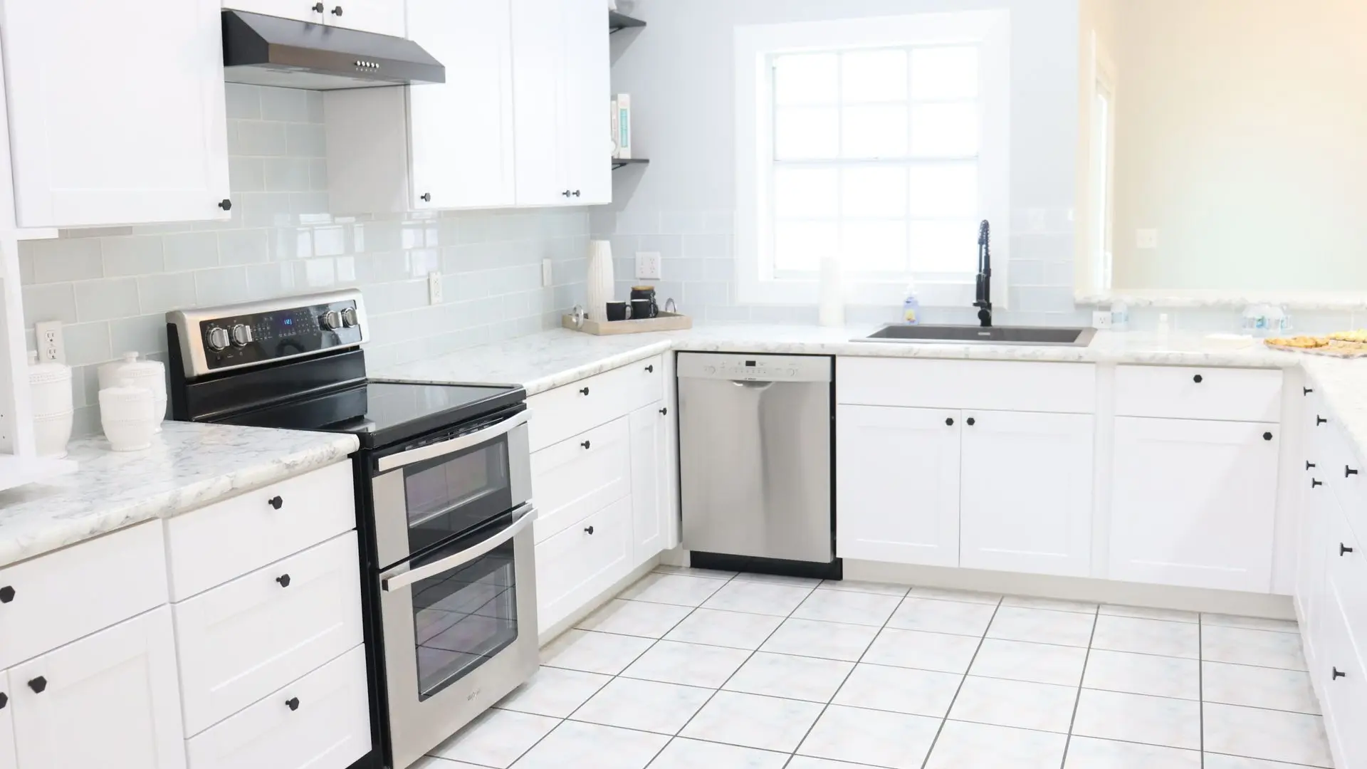 Cocina reformada en una vivienda de Murcia con muebles claros y encimera continua