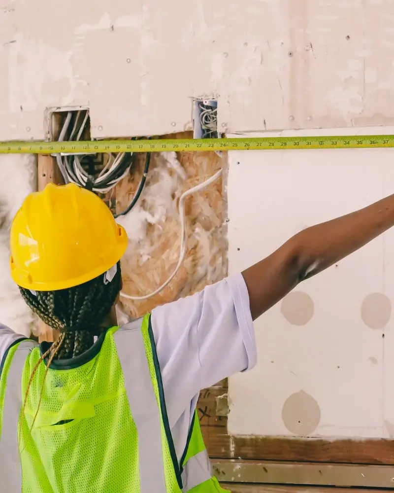 Técnico midiendo una pared en la visita previa a una reforma en Murcia
